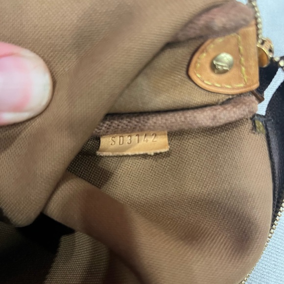 Authentic Louis Vuitton *vintage* hang bag. - Picture 7 of 7